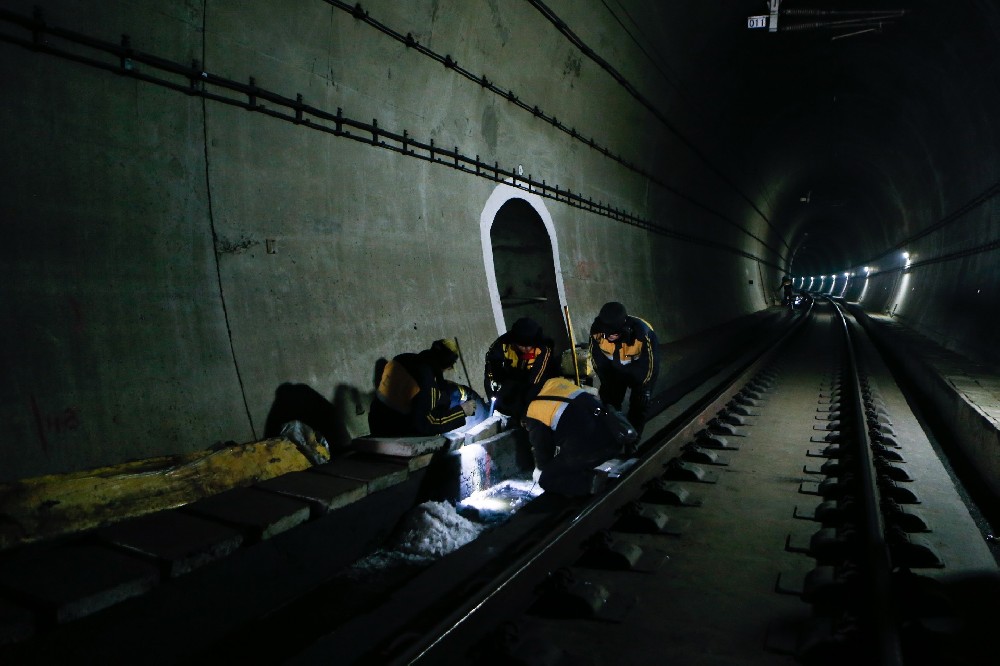 崇义铁路运营隧道病害现状